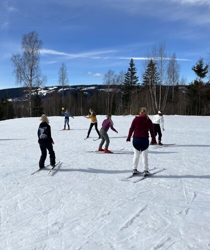 Organisert skileik ute på skistadioen. - Klikk for stort bilde
