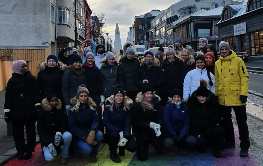 Elever i en gate i Reykjavik - Klikk for stort bilde