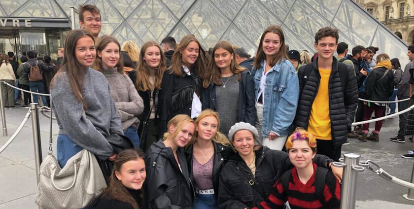 En gruppe elever utenfor Louvre i Paris. - Klikk for stort bilde