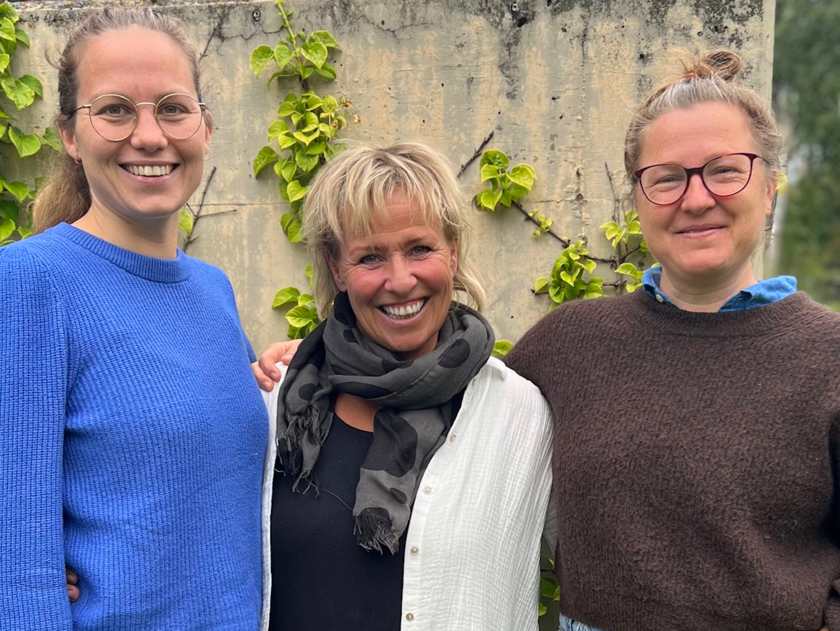 Tre blide damer som jobber som lærere ved sykehusskolen på Lillehammer - Klikk for stort bilde