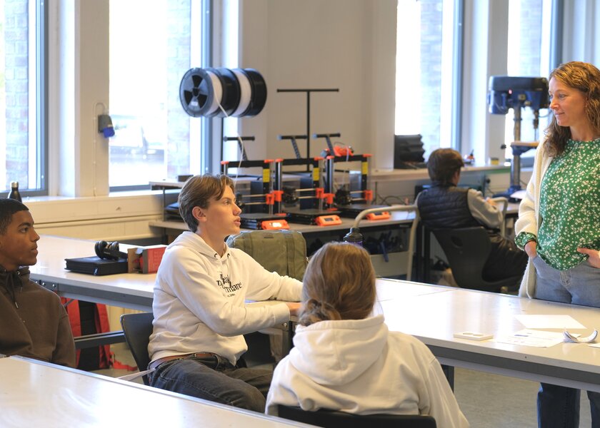 Dembra-veileder, Line Røst Thorsrud, i samtale med elever ved elektro og datateknologi. Et innblikk i dialogmetodikken kan gjøre elevene bedre rustet til å håndtere forskjeller både i klasserommet og samfunnet. - Klikk for stort bilde
